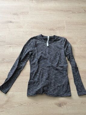 Women’s size 8Lululemon Kitsilano Long Sleeve in Coco Pique Black White